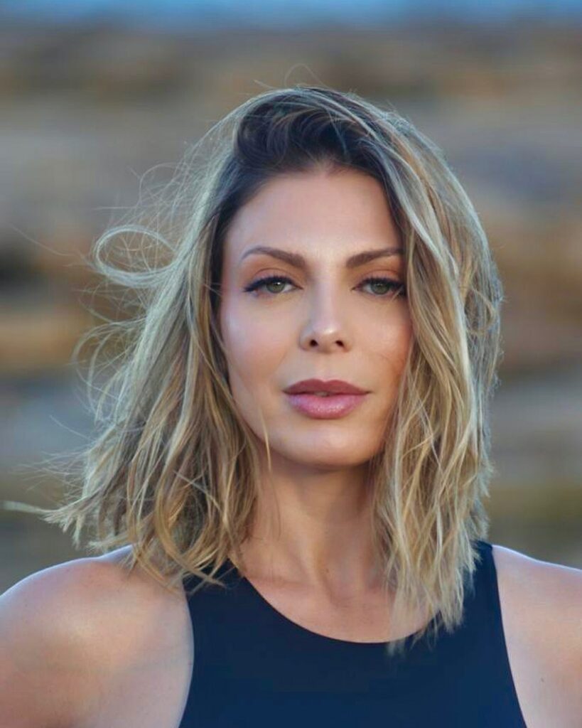 Sheila Mello anuncia fim de namoro