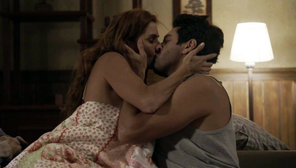 Zezinho e Alexia partem para safadeza em Salve-se Quem Puder (Foto: Reprodução)