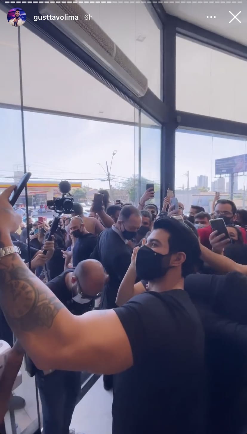 Gusttavo Lima gera aglomeração em inauguração de açougue (Reprodução/Instagram)
