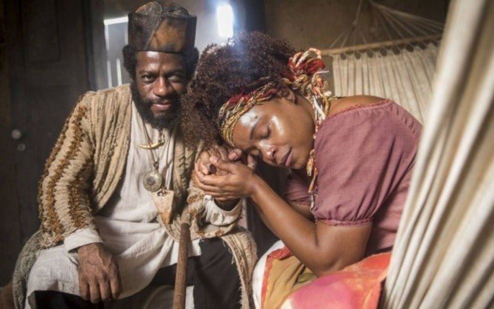 Lupita aceita fazer trata com dom Olu para conseguir salvar negros de carrascos na novela das seis da Globo (Foto: Reprodução)