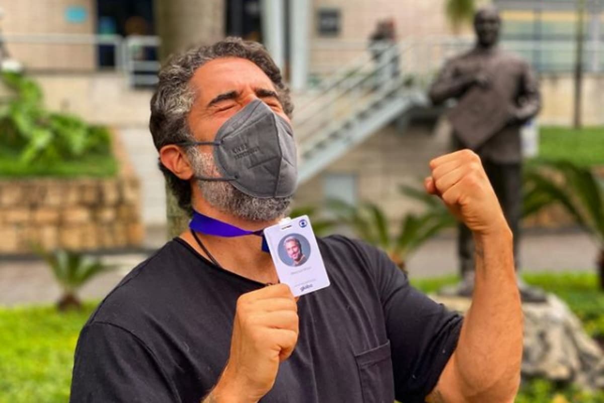 Marcos Mion feliz com seu crachá da Globo (Foto: Reprodução)