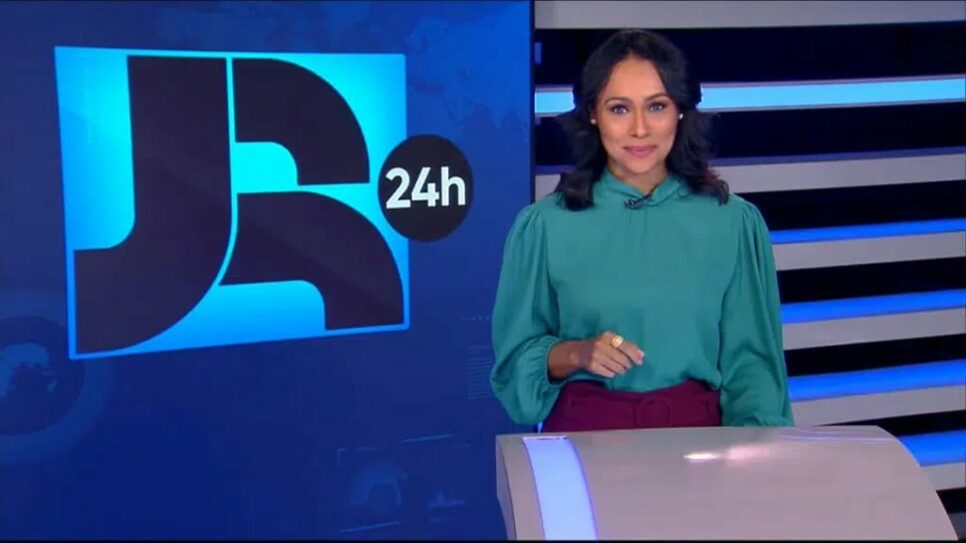 Salcy Lima apresentou a edição da meia-noite do Jornal da Record (foto: Reprodução/Record)