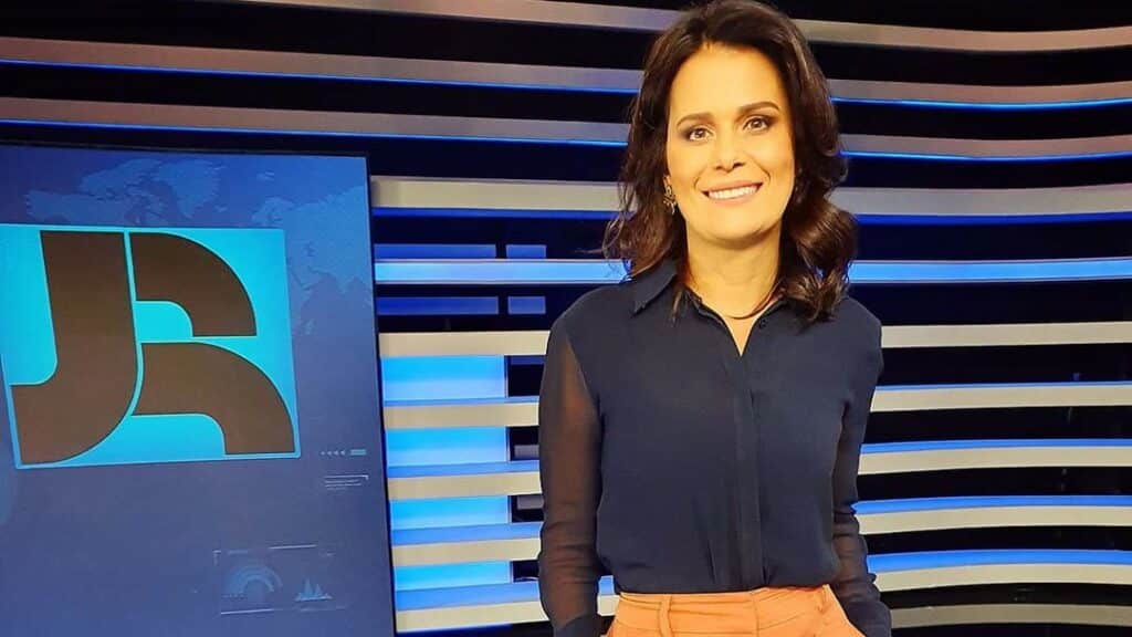 Record vacila feio, perde processo e é obrigada a assinar carteira de Adriana Araújo (Reprodução)