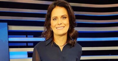 Record vacila feio, perde processo e é obrigada a assinar carteira de Adriana Araújo (Reprodução)