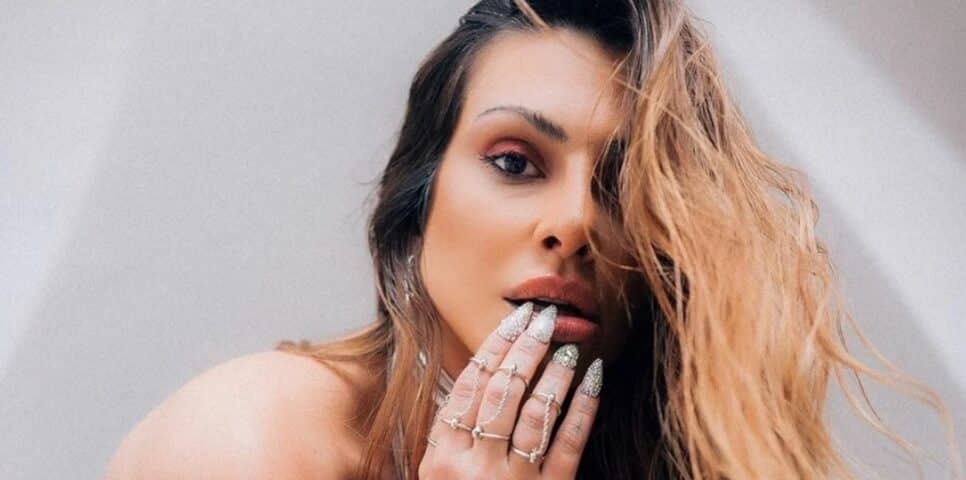 Cleo não esconde paixão em publicação (Foto: Reprodução)