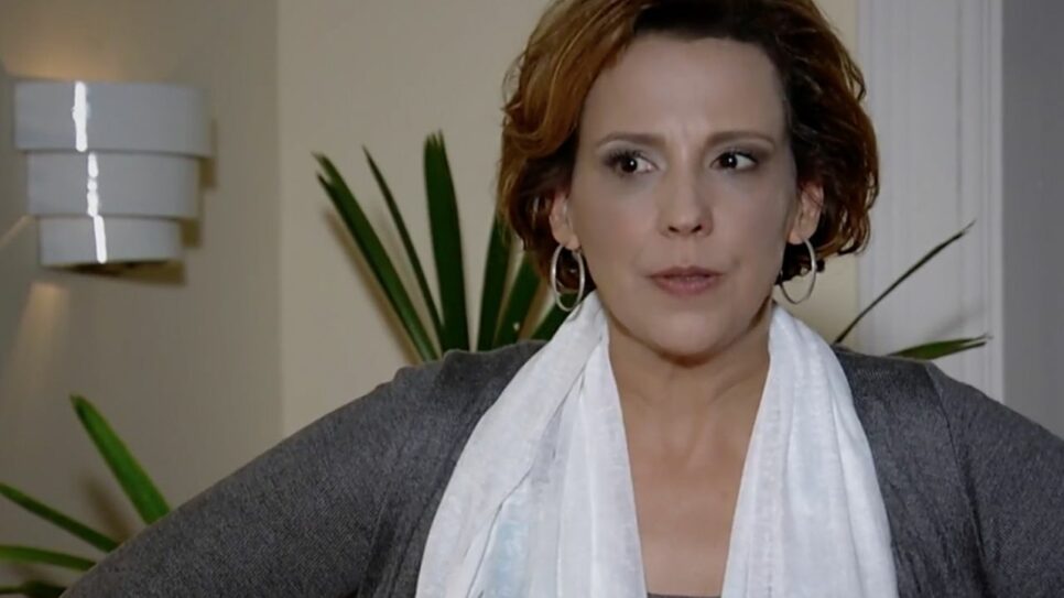 A Vida da Gente: Eva zomba de 'fígado podre' de Manuela e toma resposta atravessada de Iná (Foto: Reprodução)