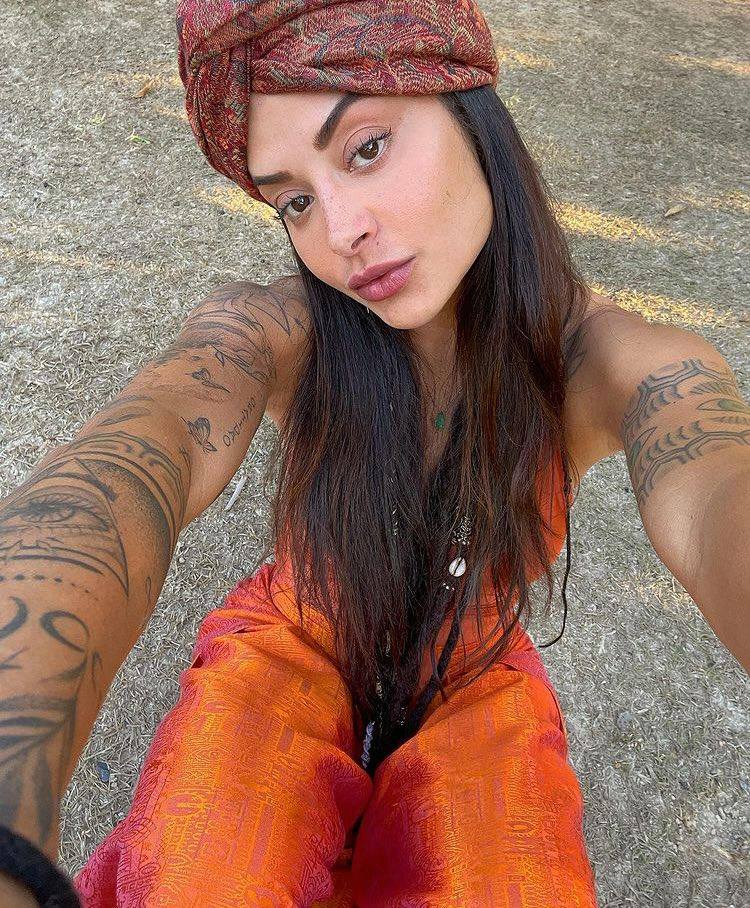 Aline Riscado deixa sangue de menstruação vazar ao vivo e justifica: 'Nunca mais'