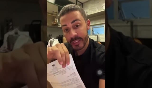 Mulher processa Carlinhos Maia por dizer que é esposa do humorista: 'Acha que é casada comigo'