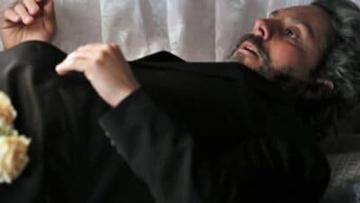 Império: Cora dorme em cemitério para desenterrar corpo de José Alfredo e se tornar 'mulher de verdade' Foto: Reprodução