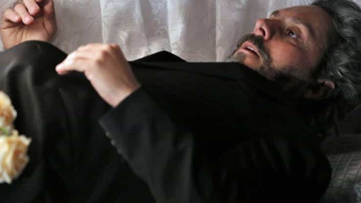 Império: Cora dorme em cemitério para desenterrar corpo de José Alfredo e se tornar 'mulher de verdade'