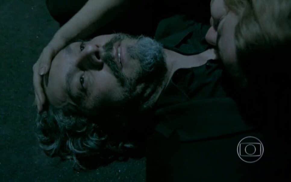 Império: José Alfredo é assassinado por José Pedro (Reprodução/Globo)