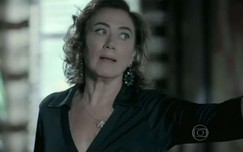 Império: Maria Marta desconfia de Cristina e parte para cima dela após flagrar ligação