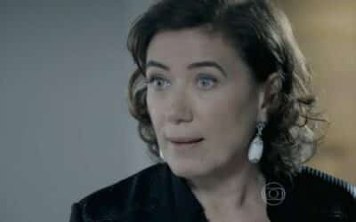 Império: Maria Marta desconfia de Cristina e parte para cima dela após flagrar ligação Foto: Reprodução
