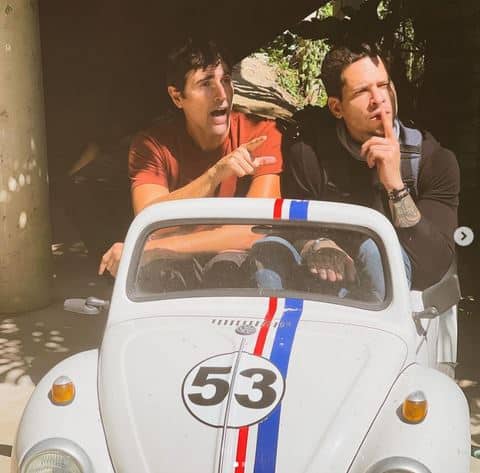 Reynaldo Gianecchini e famoso em foto no mini Herbie (Foto: Reprodução)