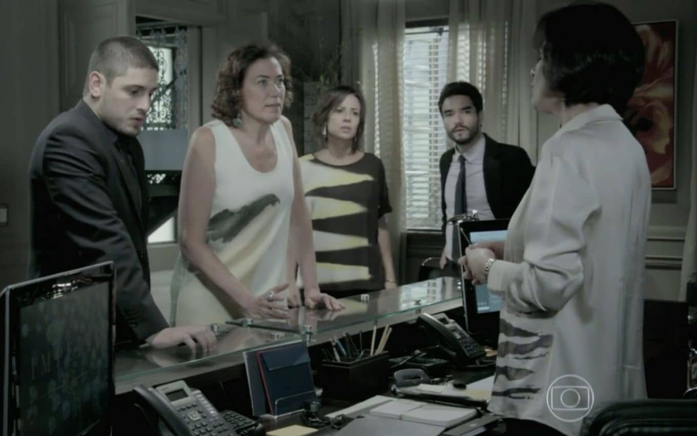 Império: Procurado pela polícia, José Alfredo some e deixa família desesperada (Reprodução/Globo)