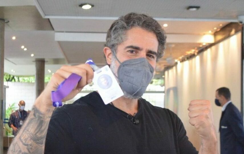 Marcos Mion se emocionou ao receber seu crachá da Globo (Reprodução/Instagram)