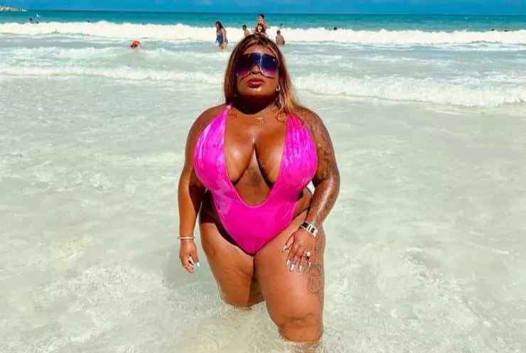 Jojo Todynho de maiô pink em Cancún (Foto: Reprodução)