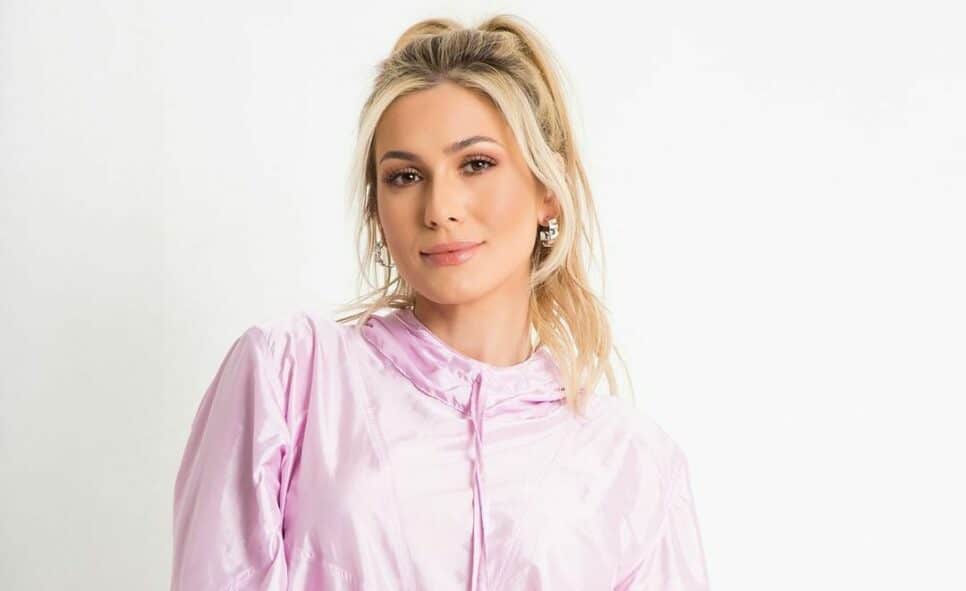 Após nove meses fora, Lívia Andrade volta ao Brasil para gravar na Globo (Reprodução/Instagram)