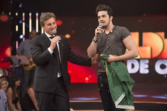 O famoso cantor sertanejo, Luan Santana falou sobre a mansão do apresentador da Globo, Luciano Huck (Foto: Reprodução)