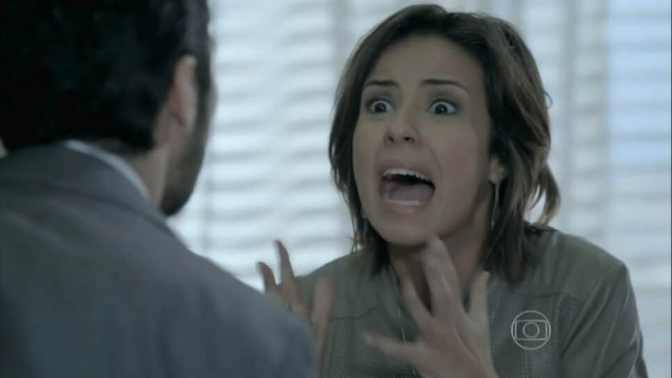 Maria Clara surta ao descobrir que José Alfredo deixo empresa para Cristina em Império (Foto: Reprodução)