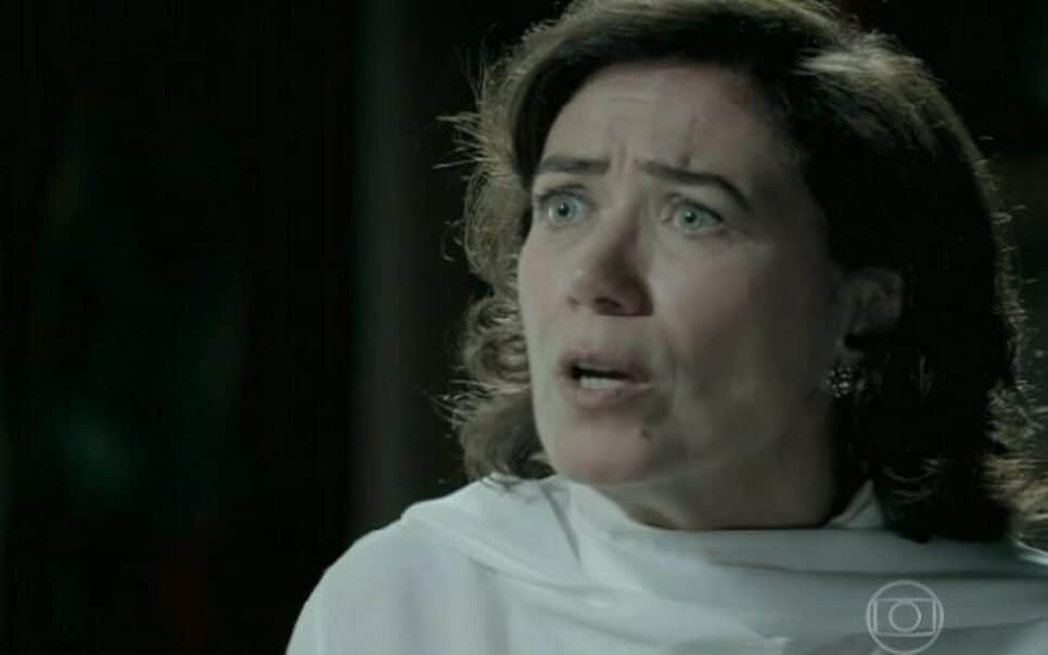 Império: Maria Marta viola túmulo, enfrenta ‘cheiro de defunto’ e é enganada (Reprodução/Globo)