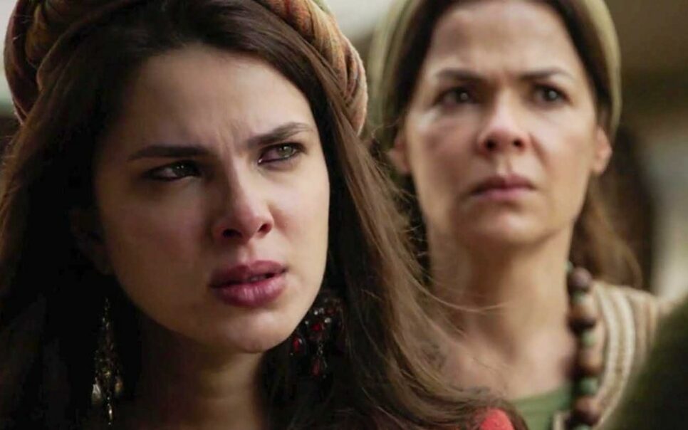 Desesperada para engravidar, Raquel recorre a Lia em Gênesis (Foto: Reprodução)