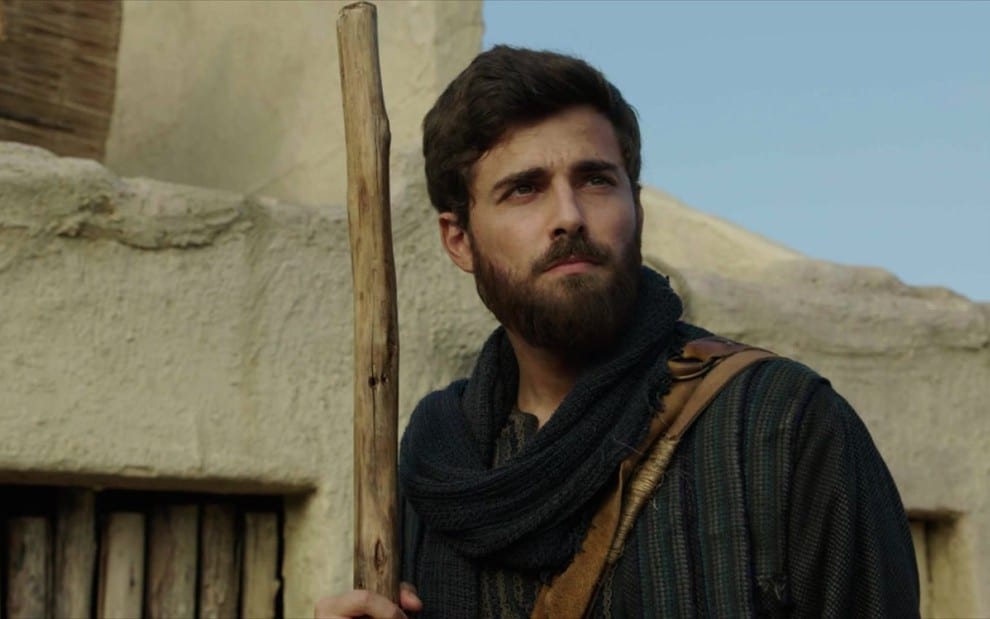 Gênesis: Irado, Israel faz Siquém sofrer e urrar de dor (Reprodução/RecordTV)