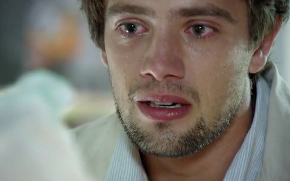 A Vida da Gente: Rodrigo cai em prantos com medo de perder Manuela na trama da Globo (Foto: Reprodução)