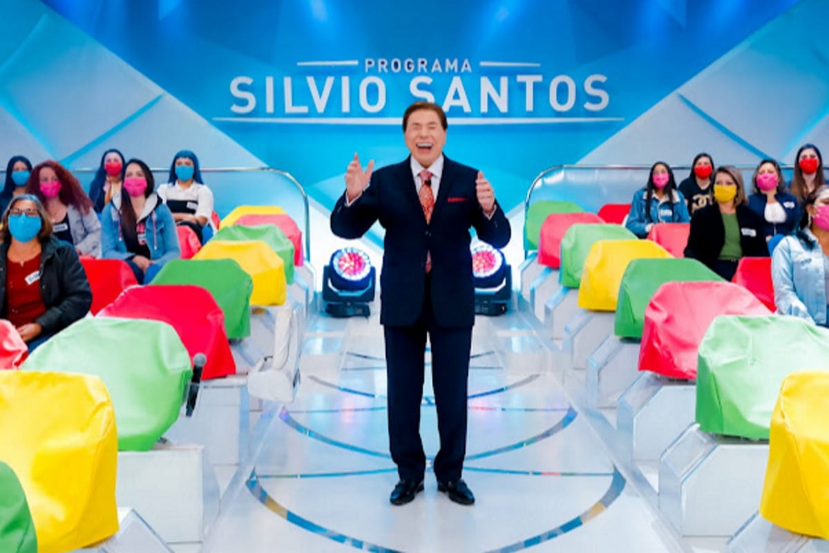 Silvio Santos voltou ao palco de sua atração seguindo todos os protocolos de segurança contra a Covid-19 (Foto: Reprodução)