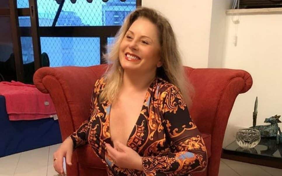 Atriz Vera Fischer seduz pernas de fora (Foto: Reprodução)