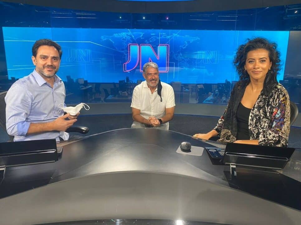 Paulo Renato Soares, William Bonner e Aline Midlej na bancada do JN — Foto: Alice Portes/G1