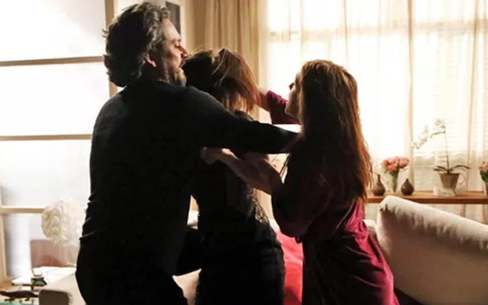 Maria Isis (Marina Ruy Barbosa) e Cora (Marjorie Estiano) em Império (Reprodução/Globo)