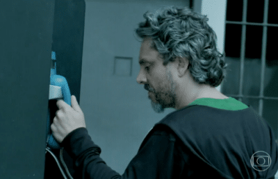 Império: José Alfredo liga para Fabrício Melgaço e se choca com descoberta: “É você?” (Reprodução/Globo)