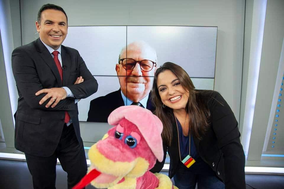 Reinaldo Gottino e Fabíola Reipert no comando do A Hora da Venenosa (Foto: Reprodução)