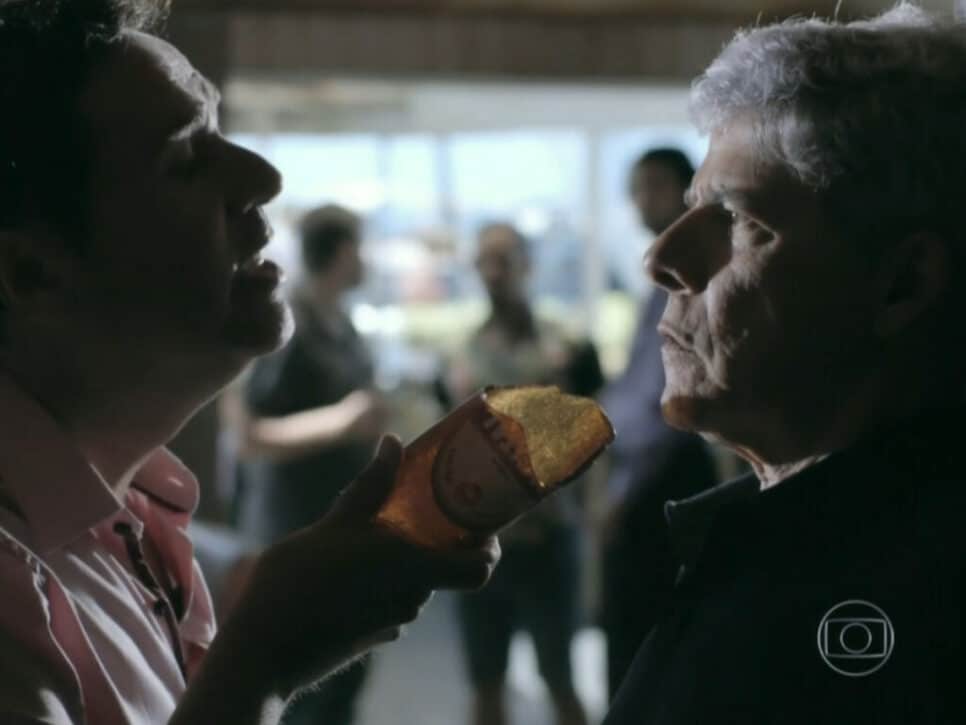 elipe (Laércio Fonseca) ameaça Cláudio (José Mayer) em Império (Reprodução/Globo)
