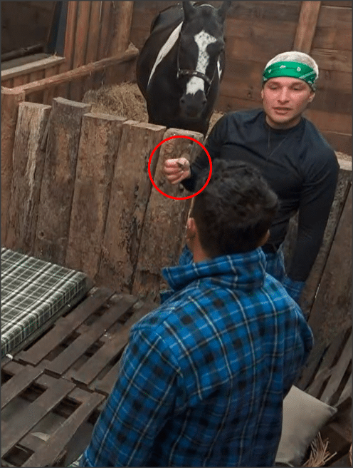 A Fazenda: MC Gui acha camisinha escondida na baia: “É do Nego” (Reprodução/Record)