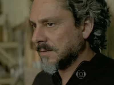 Império: José Alfredo pressiona Merival: 'Devo lhe chamar de Fabrício Melgaço?' Foto: Reprodução