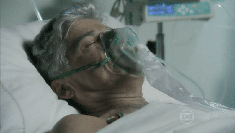 Império: Cláudio é atacado no meio da rua e fica entre a vida e a morte (Foto: Reprodução)
