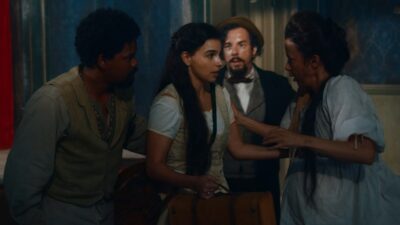 Nos Tempos do Imperador: Pilar ajuda Clemência em parto de gêmeos (Reprodução/Globo)