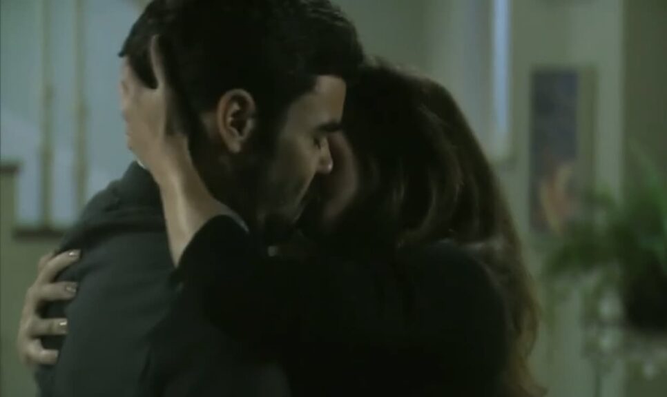 Império: Cora exige beijo quente de José Pedro em troca de diamante rosa (Foto: Reprodução)