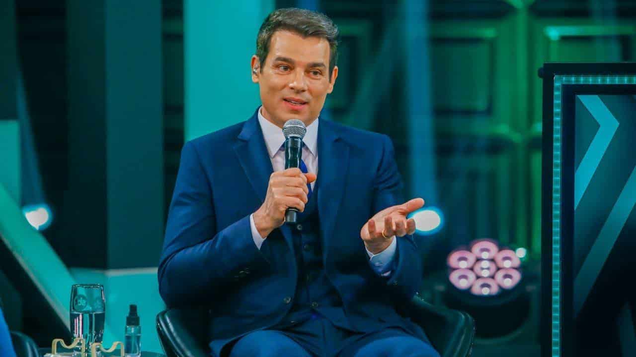 O famoso apresentador do SBT, Celso Portiolli deixou os internautas de queixo caído ao assistir a Globo (Foto: Reprodução)