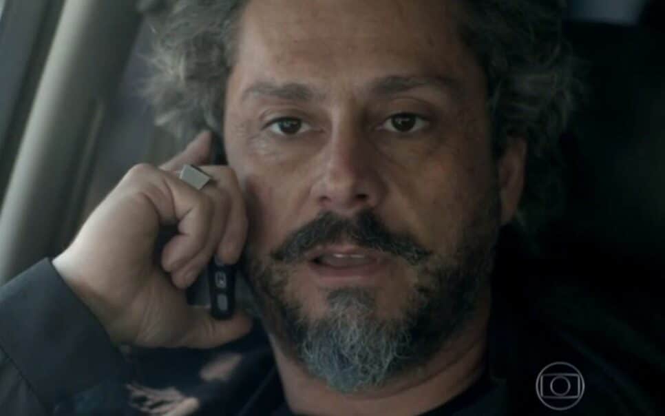 Império: José Alfredo enfrenta policiais e exige ser algemado: 'Façam isso ou eu fujo'