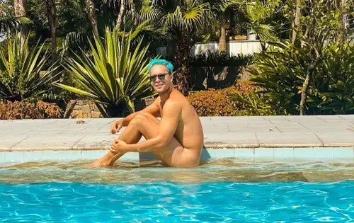 Rainer Cadete aparece totalmente nu em foto e internautas enlouquecem: 'Passando mal'