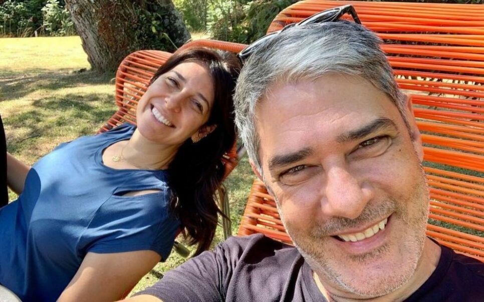 Esposa de William Bonner assume cabelos brancos e aparece de cara lavada em foto