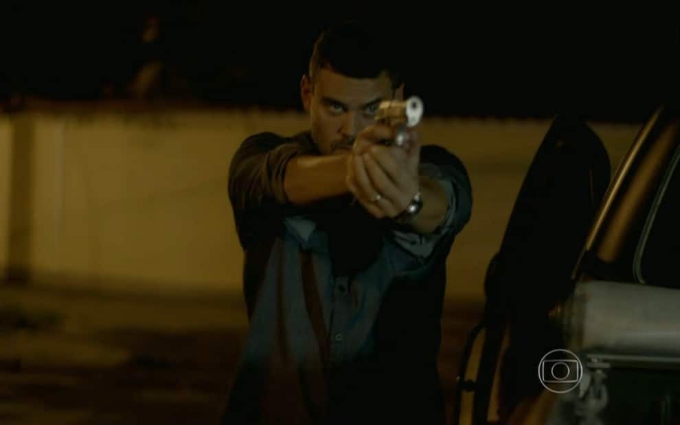 Império: Com sangue nos olhos, Maurílio atropela José Alfredo e atira no comendador (Reprodução/Globo)