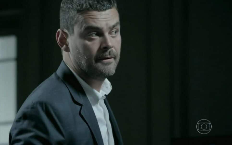Império: Maurílio ameaça atear fogo na empresa após ser colocado na rua por José Alfredo (Reprodução/Globo)