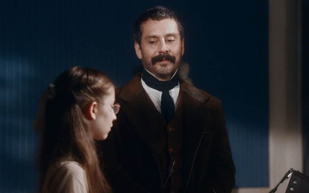 Nos Tempos do Imperador: Ingênua, Dolores é manipulada por Tonico e acaba prejudicando Pilar (Reprodução/Globo)