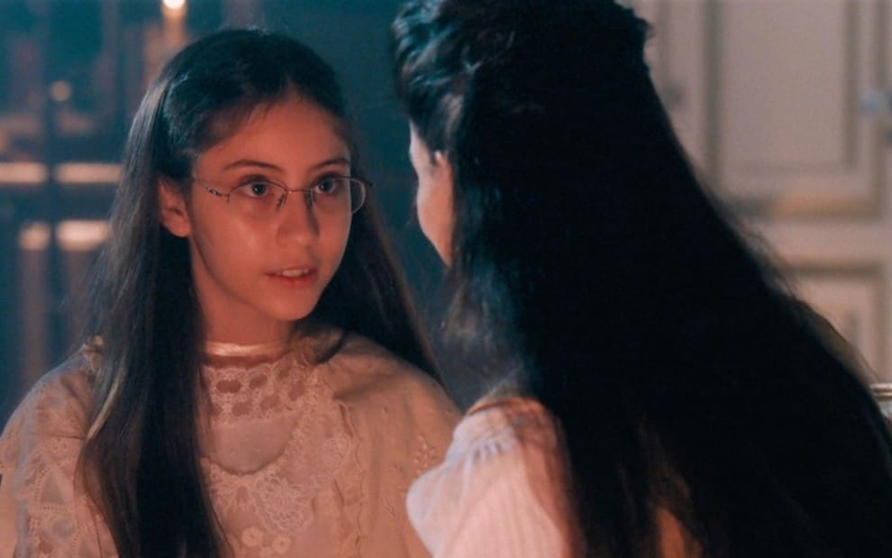 Dolores (Júlia Freitas) enganará o pai para encontrar Pilar (Gabriela Medvedovski) em palácio (Foto: Reprodução)