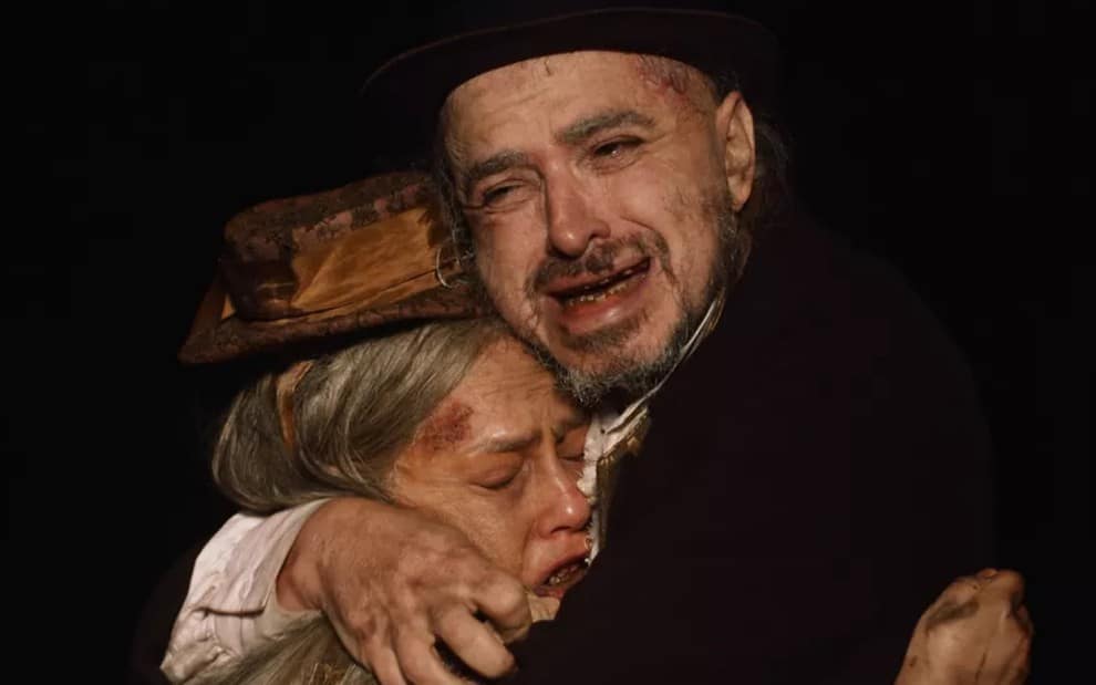 Nos Tempos do Imperador: Apaixonados, Licurgo e Germana morrem juntos atropelados por trem (Reprodução/Globo)