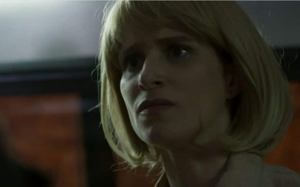 Mônica (Julia Lund) será presa por Antônia (Vanessa Giácomo) em Pega-Pega (Foto: Reprodução)